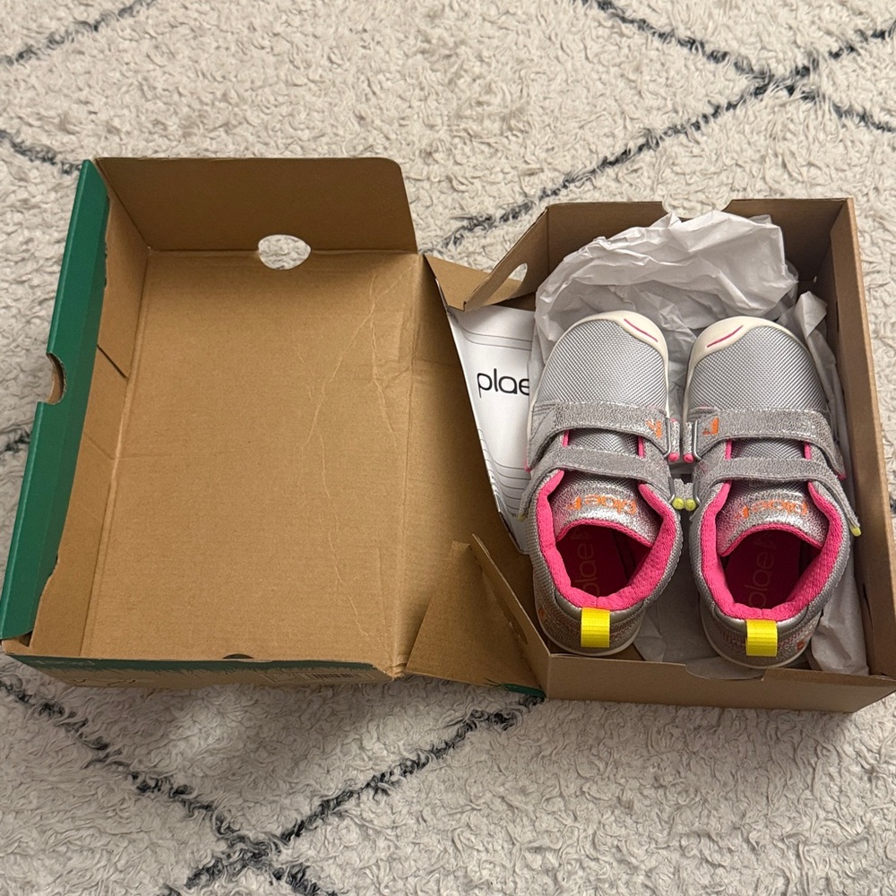 New in box - PLAE Max kids boot -  metallic silver - kids size 10 - Picture 7 of 7